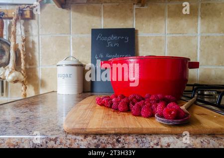 Attrezzature per la preparazione di marmellate, tra cui lamponi freschi e teglia per la conservazione Foto Stock