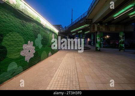 La mattina presto su Sussex Street, sul lato sud di Nottingham City, Nottinghamshire, Inghilterra, Regno Unito Foto Stock