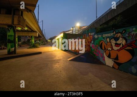 La mattina presto su Sussex Street, sul lato sud di Nottingham City, Nottinghamshire, Inghilterra, Regno Unito Foto Stock