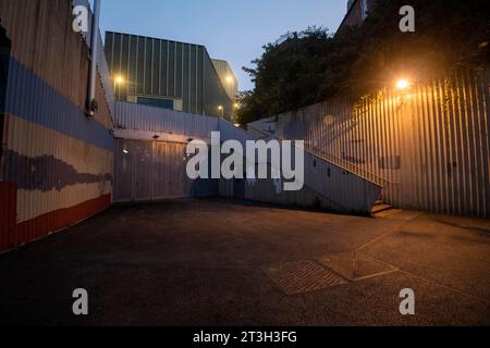 La mattina presto su Sussex Street, sul lato sud di Nottingham City, Nottinghamshire, Inghilterra, Regno Unito Foto Stock