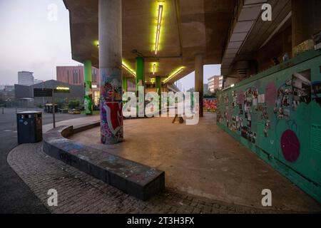 La mattina presto su Sussex Street, sul lato sud di Nottingham City, Nottinghamshire, Inghilterra, Regno Unito Foto Stock