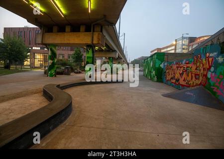 La mattina presto su Sussex Street, sul lato sud di Nottingham City, Nottinghamshire, Inghilterra, Regno Unito Foto Stock