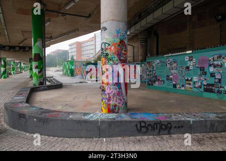 La mattina presto su Sussex Street, sul lato sud di Nottingham City, Nottinghamshire, Inghilterra, Regno Unito Foto Stock