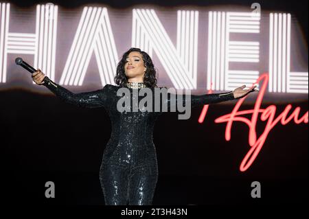 Fotografías de Chanel en el concierto organizado por Los40, Los40 Pilar Pop Festival en las Fiestas del Pilar 2023 de Saragozza. Plaza del Pilar Foto Stock