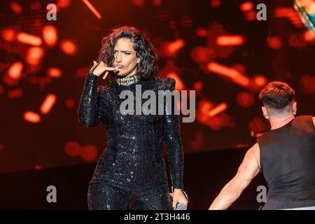 Fotografías de Chanel en el concierto organizado por Los40, Los40 Pilar Pop Festival en las Fiestas del Pilar 2023 de Saragozza. Plaza del Pilar Foto Stock