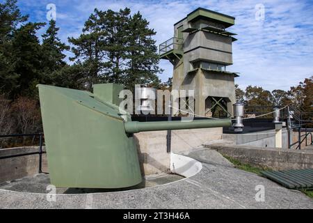 Cannone a fuoco rapido a Fort Rodd Hill e Fisgard Lighthouse, sito storico nazionale a Victoria, British Columbia, Canada Foto Stock