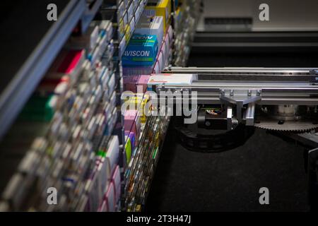 Briancon, Francia. 25 ottobre 2023. Le scatole dei medicinali vengono scansionate e conservate dal robot, quindi saranno ridistribuite su richiesta del farmacista dal banco seguendo l'ordine del cliente, illustrazione di una farmacia, Francia il 25 ottobre 2023. Foto di Thibaut Durand/ABACAPRESS.COM Credit: Abaca Press/Alamy Live News Foto Stock