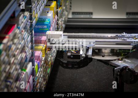 Briancon, Francia. 25 ottobre 2023. Le scatole dei medicinali vengono scansionate e conservate dal robot, quindi saranno ridistribuite su richiesta del farmacista dal banco seguendo l'ordine del cliente, illustrazione di una farmacia, Francia il 25 ottobre 2023. Foto di Thibaut Durand/ABACAPRESS.COM Credit: Abaca Press/Alamy Live News Foto Stock