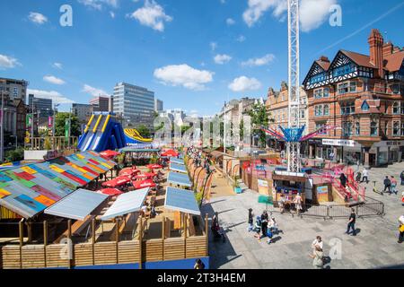 Soleggiata giornata estiva a Nottingham Beach in Market Square, Nottinghamshire Inghilterra Regno Unito Foto Stock