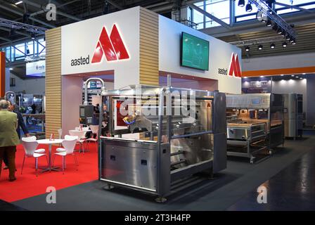 Messe München. Die Internationale Bäckereiausstellung iba, ist die führende Weltmesse für Bäckerei, Konditorei und Snacks. Foto: Messestand von Aasted aus Dänemark *** Fiera di Monaco la fiera internazionale dei prodotti da forno iba è la principale fiera mondiale per prodotti da forno, dolciumi e snack Stand espositivo fotografico di Aasted dalla Danimarca. Credito: Imago/Alamy Live News Foto Stock