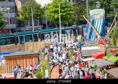 Soleggiata giornata estiva a Nottingham Beach in Market Square, Nottinghamshire Inghilterra Regno Unito Foto Stock