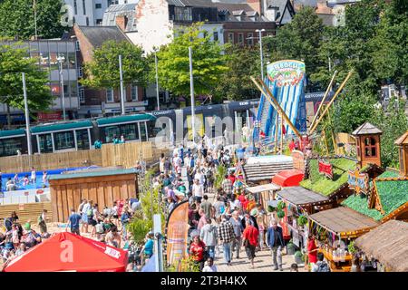 Soleggiata giornata estiva a Nottingham Beach in Market Square, Nottinghamshire Inghilterra Regno Unito Foto Stock