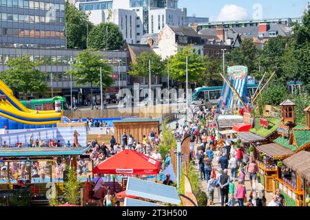 Soleggiata giornata estiva a Nottingham Beach in Market Square, Nottinghamshire Inghilterra Regno Unito Foto Stock