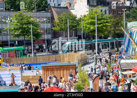 Soleggiata giornata estiva a Nottingham Beach in Market Square, Nottinghamshire Inghilterra Regno Unito Foto Stock