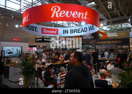 Messe München. Die Internationale Bäckereiausstellung iba, ist die führende Weltmesse für Bäckerei, Konditorei und Snacks. Foto: Messestand von Revent, Brotbackofen-Hersteller *** Fiera di Monaco l'International Bakery Exhibition iba, è la principale fiera mondiale per prodotti da forno, dolciumi e snack Stand espositivo fotografico di Revent, produttore di forni per pane credito: Imago/Alamy Live News Foto Stock