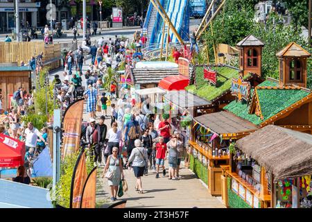 Soleggiata giornata estiva a Nottingham Beach in Market Square, Nottinghamshire Inghilterra Regno Unito Foto Stock
