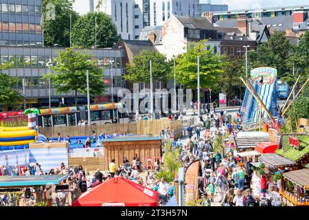 Soleggiata giornata estiva a Nottingham Beach in Market Square, Nottinghamshire Inghilterra Regno Unito Foto Stock