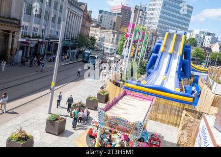 Soleggiata giornata estiva a Nottingham Beach in Market Square, Nottinghamshire Inghilterra Regno Unito Foto Stock