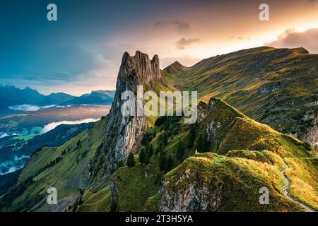 Splendido tramonto sulla maestosa cresta rocciosa di Saxer Lucke, Alpi svizzere in autunno ad Appenzell, Svizzera Foto Stock