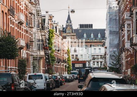 appartamenti linea Van Eeghenstraat, una strada residenziale ad Amsterdam. Il Conservatorium Hotel, originariamente una banca, è visibile sullo sfondo. Foto Stock