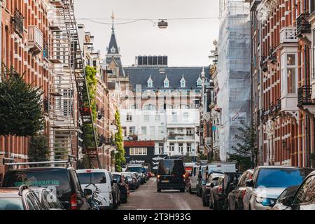 appartamenti linea Van Eeghenstraat, una strada residenziale ad Amsterdam. Il Conservatorium Hotel, originariamente una banca, è visibile sullo sfondo. Foto Stock