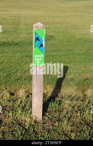 Cartello per Hack Ride Epsom Downs Racecourse Surrey England Foto Stock