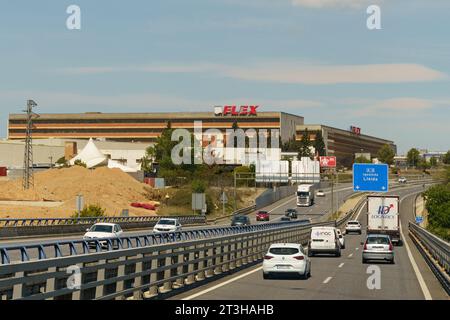 Abrera, Spagna - 15 maggio 2023: Negozio di materassi Flex, cartello con logo sulla facciata. Foto Stock