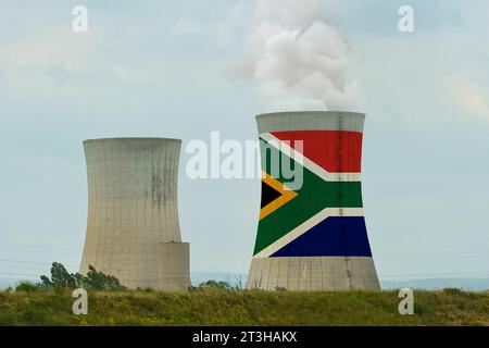 La bandiera sudafricana è raffigurata sulla torre di raffreddamento della centrale nucleare. Foto Stock