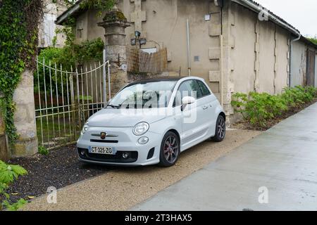 Bordeaux, Francia - 26 aprile 2023: Moderna Fiat 500 Abarth in grigio chiaro, parcheggiata vicino a una casa in una strada cittadina. Foto Stock