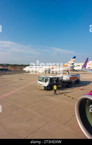 Aereo che rifornisce la cisterna sul grembiule dalla finestra Wizzair. Boeing 737-8FZ della Repubblica Ceca Smartwings. Foto Stock