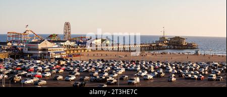 Vista panoramica sul molo di Santa Monica e sui divertimenti di Ocean Park nel tardo pomeriggio. Parcheggio davanti all'hotel Foto Stock