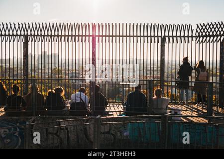 La gente si riunisce in cima ai resti di un'installazione di armi antiaeree a Humboldthain Park, Berlino, in Germania, in un soleggiato pomeriggio autunnale Foto Stock