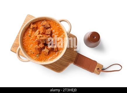 Una gustosa zuppa di panna con crostini su sfondo bianco Foto Stock