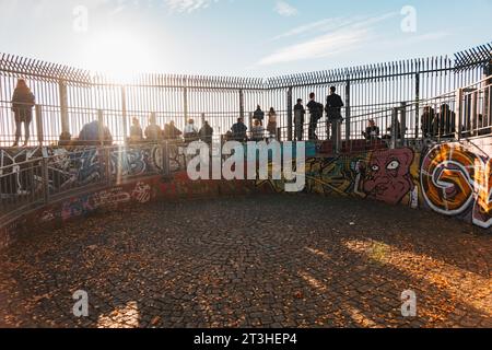 La gente si riunisce in cima ai resti di un'installazione di armi antiaeree a Humboldthain Park, Berlino, in Germania, in un soleggiato pomeriggio autunnale Foto Stock