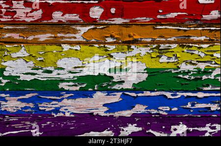 Bandiera arcobaleno dipinta su una tavola di legno grunge. Foto Stock