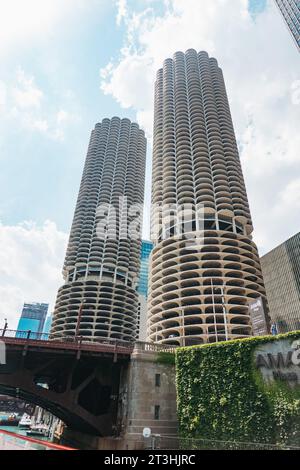 Marina City, due torri residenziali dell'architetto Bertrand Goldberg, completata nel 1967, con un molo sul fiume Chicago Foto Stock