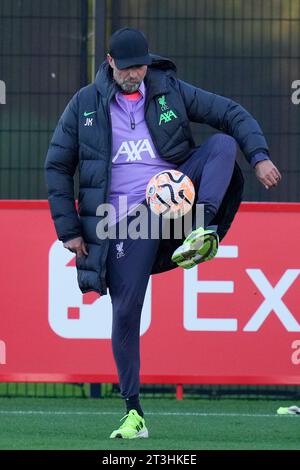 Kirkby, Regno Unito. 25 ottobre 2023. Jurgen Klopp manager del Liverpool giocherà durante la sessione di formazione dell'Europa League all'AXA Training Centre di Kirkby, Regno Unito, il 25 ottobre 2023 (foto di Steve Flynn/News Images) a Kirkby, Regno Unito il 10/25/2023. (Foto di Steve Flynn/News Images/Sipa USA) credito: SIPA USA/Alamy Live News Foto Stock