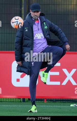 Jurgen Klopp manager del Liverpool giocherà durante la sessione di formazione dell'Europa League all'AXA Training Centre di Kirkby, Regno Unito, il 25 ottobre 2023 (foto di Steve Flynn/News Images) a Kirkby, Regno Unito il 10/25/2023. (Foto di Steve Flynn/News Images/Sipa USA) Foto Stock