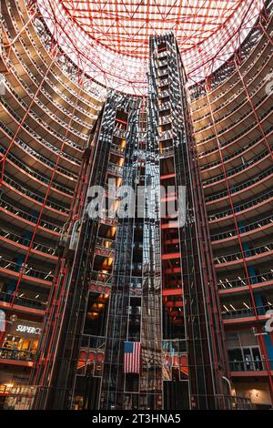 L'interno del James R. Thompson Center, un edificio civico in stile postmoderno a Chicago, Stati Uniti. Le reazioni al progetto sono state divise Foto Stock