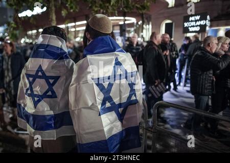 Londra, Regno Unito. 25 ottobre 2023. Dimostrazione di “fare arresti non scuse” al New Scotland Yard a Westminster. Gli ebrei britannici dell’organizzazione Campaign Against Antisemitism e altri sostenitori di Israele si riuniscono al di fuori del quartier generale della polizia metropolitana per chiedere alla polizia di rispettare la legge e intraprendere maggiori azioni contro i cantanti della “jihad” e altri canti anti-Israele durante le recenti proteste di massa a favore della Palestina. Mark Rowley, il capo del Met, ha difeso la forza per non fare arresti dicendo che le leggi dovrebbero essere cambiate se i politici vogliono che vengano intraprese azioni più severe. Crediti: Guy Corbishley/Alamy Live News Foto Stock