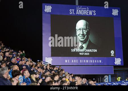 Un tributo a Sir Bobby Charlton durante il match per il titolo Sky Bet a St. Andrew's, Birmingham. Data foto: Mercoledì 25 ottobre 2023. Foto Stock