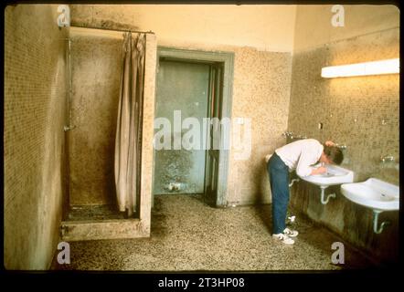 1983: Traiskirchen, schon seit den 80er-Jahren ein Symbol für das Versagen der Asylpolitik, nicht nur in Österreich. Foto: Leopold NEKULA/VIENNAREPORT e. U. âÖï IM Fokus: Flüchtlingslager TRAISKIRCHEN xx. Agosto 1983, Flüchtlingslager Traiskirchen . âï 2023: https://de.statista.com/statistik/daten/studie/293189/umfrage/asylantraege-in-oesterreich/ ::textAsylanträge%20in%20Österreich%20bis%202023&textIm%20Jahr%202023%20wurden%20in, auf%20einem%20recht%20hohen%20Niveau. Bilder: Zustände im Flüchtlingslager Traiskirchen . Zitate: Ungefähr 1,500 Flüchtlinge waren in Traiskirchen untergebrac Foto Stock