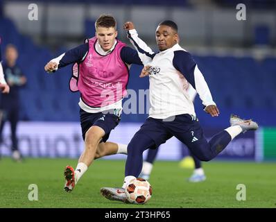 Steven Bergwijn (R) e Anton Gaaei dell'Ajax durante l'allenamento pre-partita presso l'AMEX Stadium, Brighton e Hove. Data foto: 25 ottobre 2023. Il credito fotografico dovrebbe leggere: Paul Terry/Sportimage Credit: Sportimage Ltd/Alamy Live News Foto Stock