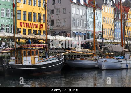 Copenaghen, Danimarca - 22 ottobre 2023: Vista sul lungomare del porto di Nyhavn. Foto Stock