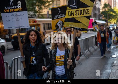 I membri dell'unione SAG-AFTRA, che rappresenta attori e altri artisti, si riuniscono con i sostenitori per picchettare fuori dagli uffici della Warner Bros. Discovery e Netflix come parte di uno sciopero dei lavoratori in corso a New York, NY, il 25 ottobre 2023. I negoziati tra SAG-AFTRA e l'Alliance of Motion Picture and Television Producers (AMPTP) sono ripresi ieri. (Foto di Matthew Rodier/Sipa USA) Foto Stock