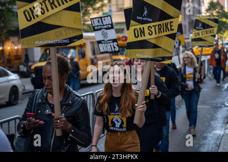 I membri dell'unione SAG-AFTRA, che rappresenta attori e altri artisti, si riuniscono con i sostenitori per picchettare fuori dagli uffici della Warner Bros. Discovery e Netflix come parte di uno sciopero dei lavoratori in corso a New York, NY, il 25 ottobre 2023. I negoziati tra SAG-AFTRA e l'Alliance of Motion Picture and Television Producers (AMPTP) sono ripresi ieri. (Foto di Matthew Rodier/Sipa USA) Foto Stock