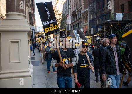 I membri dell'unione SAG-AFTRA, che rappresenta attori e altri artisti, si riuniscono con i sostenitori per picchettare fuori dagli uffici della Warner Bros. Discovery e Netflix come parte di uno sciopero dei lavoratori in corso a New York, NY, il 25 ottobre 2023. I negoziati tra SAG-AFTRA e l'Alliance of Motion Picture and Television Producers (AMPTP) sono ripresi ieri. (Foto di Matthew Rodier/Sipa USA) Foto Stock