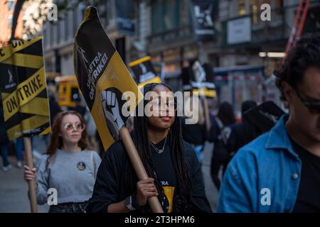 I membri dell'unione SAG-AFTRA, che rappresenta attori e altri artisti, si riuniscono con i sostenitori per picchettare fuori dagli uffici della Warner Bros. Discovery e Netflix come parte di uno sciopero dei lavoratori in corso a New York, NY, il 25 ottobre 2023. I negoziati tra SAG-AFTRA e l'Alliance of Motion Picture and Television Producers (AMPTP) sono ripresi ieri. (Foto di Matthew Rodier/Sipa USA) Foto Stock