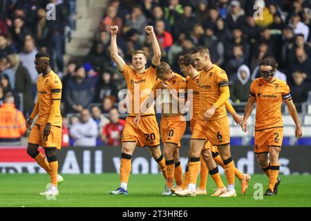 Birmingham, Regno Unito. 25 ottobre 2023. Liam Delap dell'Hull City saluta i tifosi casalinghi del Tilton End mentre celebrano il gol di apertura durante la partita dell'EFL Sky Bet Championship tra Birmingham City e Hull City a St Andrews, Birmingham, Inghilterra, il 25 ottobre 2023. Foto di Stuart Leggett. Solo per uso editoriale, licenza necessaria per uso commerciale. Nessun utilizzo in scommesse, giochi o pubblicazioni di un singolo club/campionato/giocatore. Credito: UK Sports Pics Ltd/Alamy Live News Foto Stock