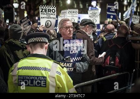 Londra, Regno Unito. 25 ottobre 2023. Dimostrazione di “fare arresti non scuse” al New Scotland Yard a Westminster. Gli ebrei britannici dell’organizzazione Campaign Against Antisemitism e altri sostenitori di Israele si riuniscono al di fuori del quartier generale della polizia metropolitana per chiedere alla polizia di rispettare la legge e intraprendere maggiori azioni contro i cantanti della “jihad” e altri canti anti-Israele durante le recenti proteste di massa a favore della Palestina. Mark Rowley, il capo del Met, ha difeso la forza per non fare arresti dicendo che le leggi dovrebbero essere cambiate se i politici vogliono che vengano intraprese azioni più severe. Crediti: Guy Corbishley/Alamy Live News Foto Stock